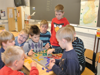 Group of pupils playing a game - imagen decorativa