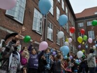 Children of the "Den Classenske Legat Skole" with balloons