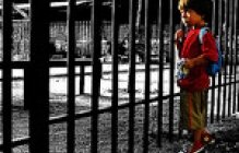 Kid behind a fence (Photo: Rodrigo Basaure)